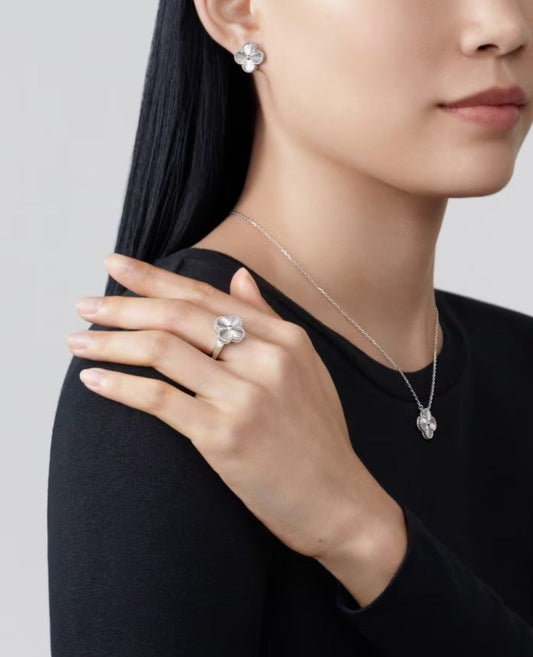 van cleef vintage alhambra pendant_4