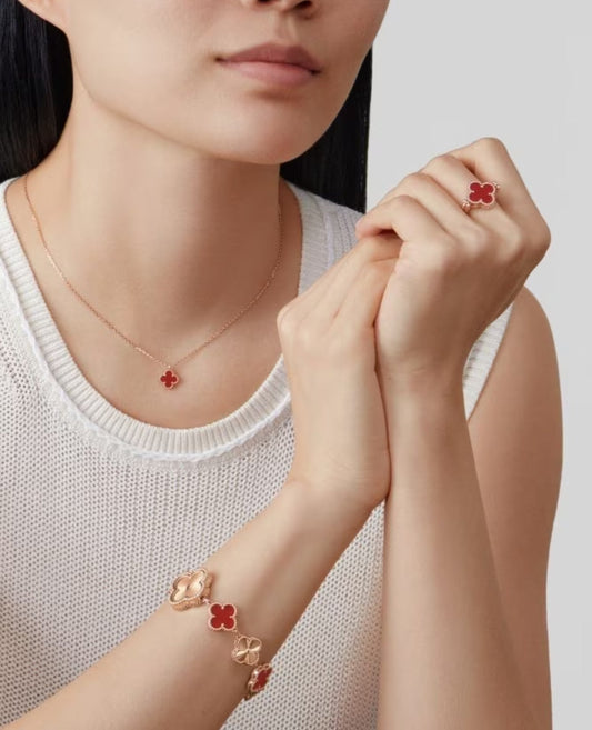 van cleef sweet alhambra pendant_2