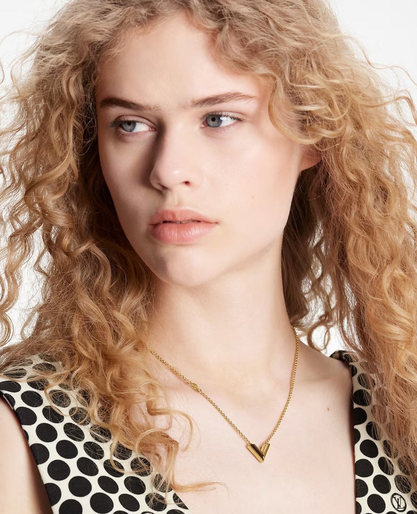 louis vuitton essential v pendant_1