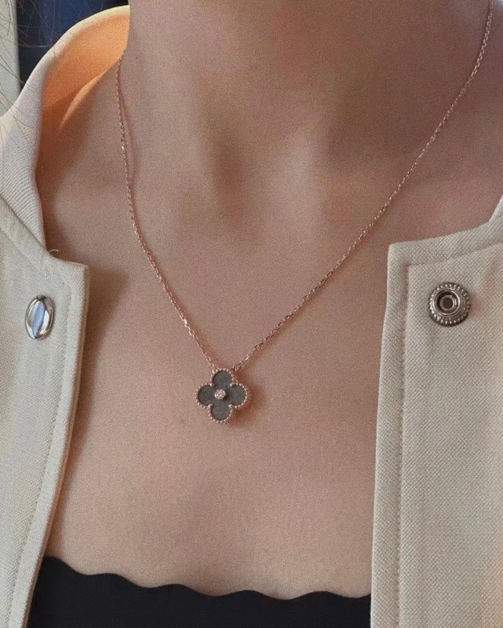 van cleef & arpels vintage alhambra holiday pendant 2023_1