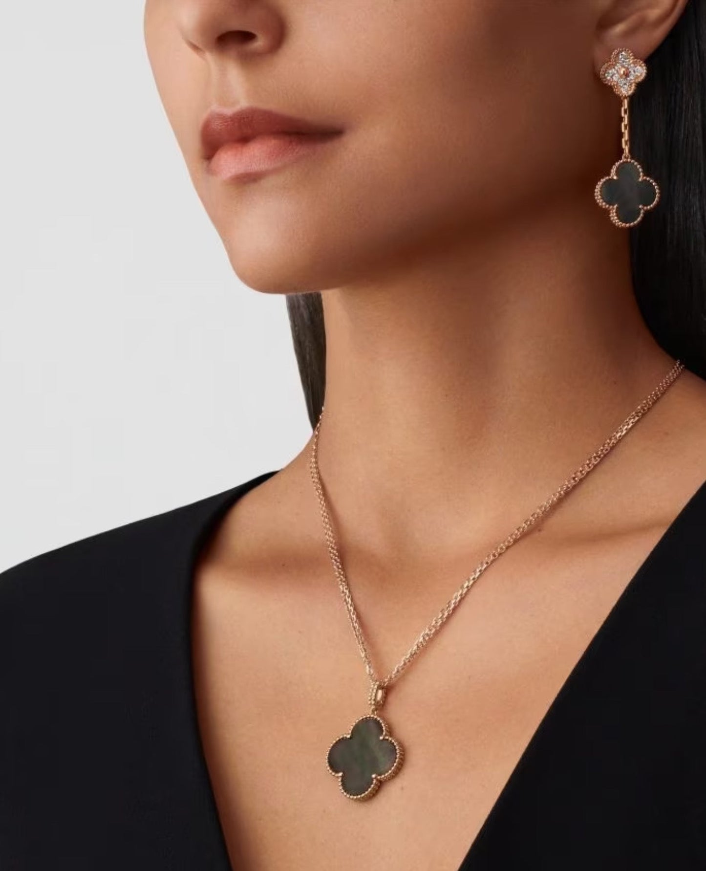 van cleef magic alhambra long pendant_2